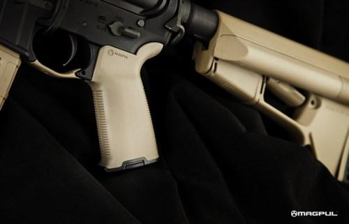Пистолетная рукоятка Magpul MOE+ Grip AR15 M16, цвет песочный фото 3