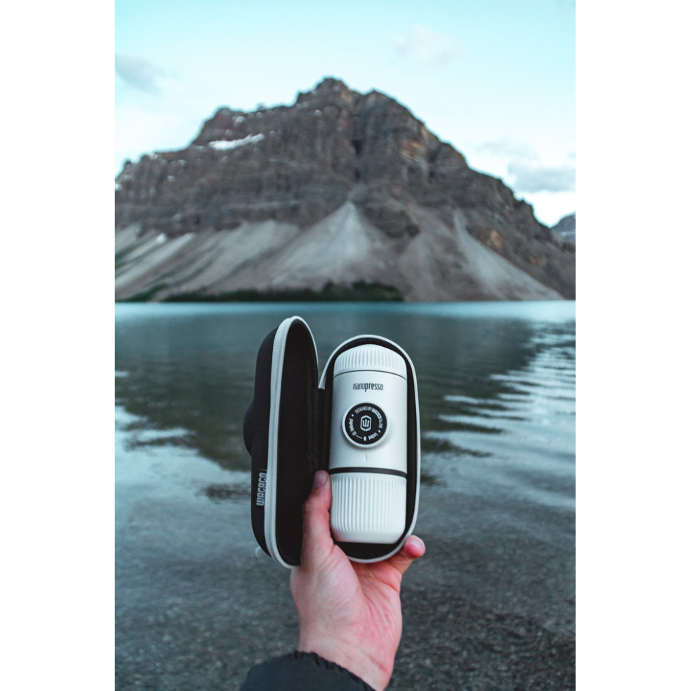 Портативная эспрессо-кофеварка Wacaco Nanopresso белая с чехлом фото 4