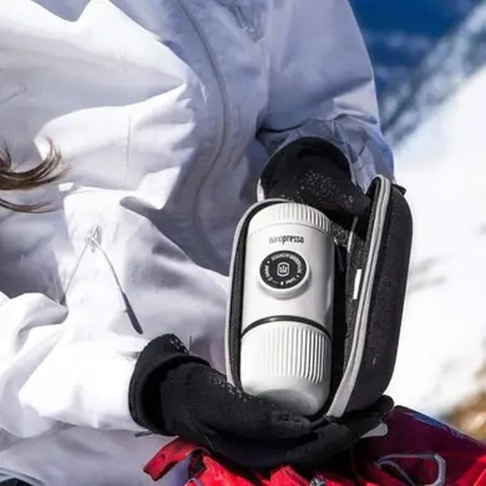 Портативная эспрессо-кофеварка Wacaco Nanopresso белая с чехлом фото 3